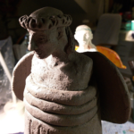 sculpture en céramique représentant un ange